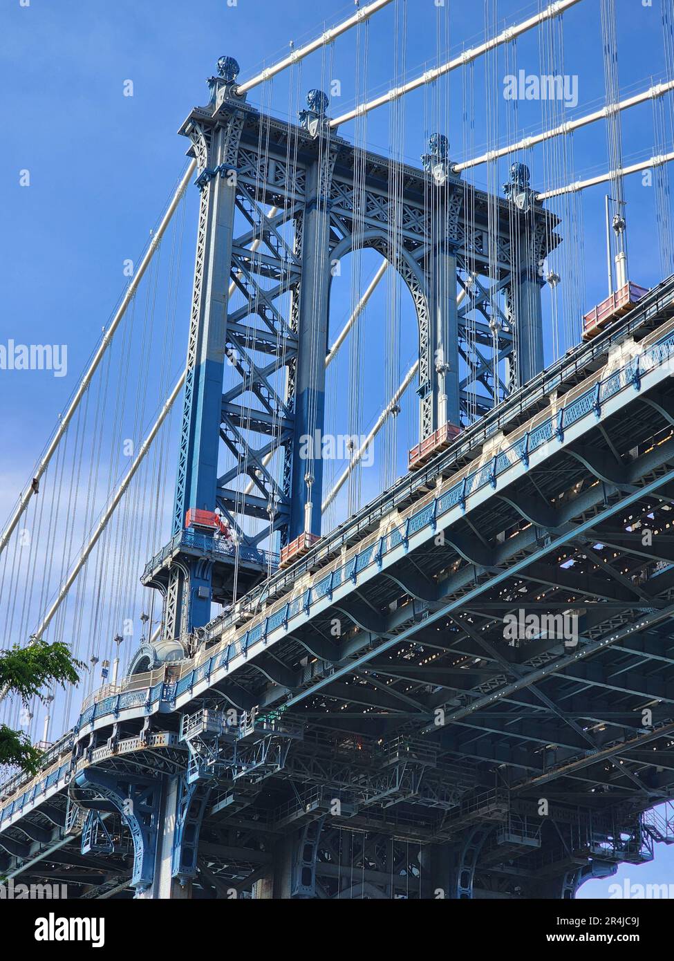New York City Manhattan Bridge, die den East River Brooklyn DUMBO kreuzt Stockfoto