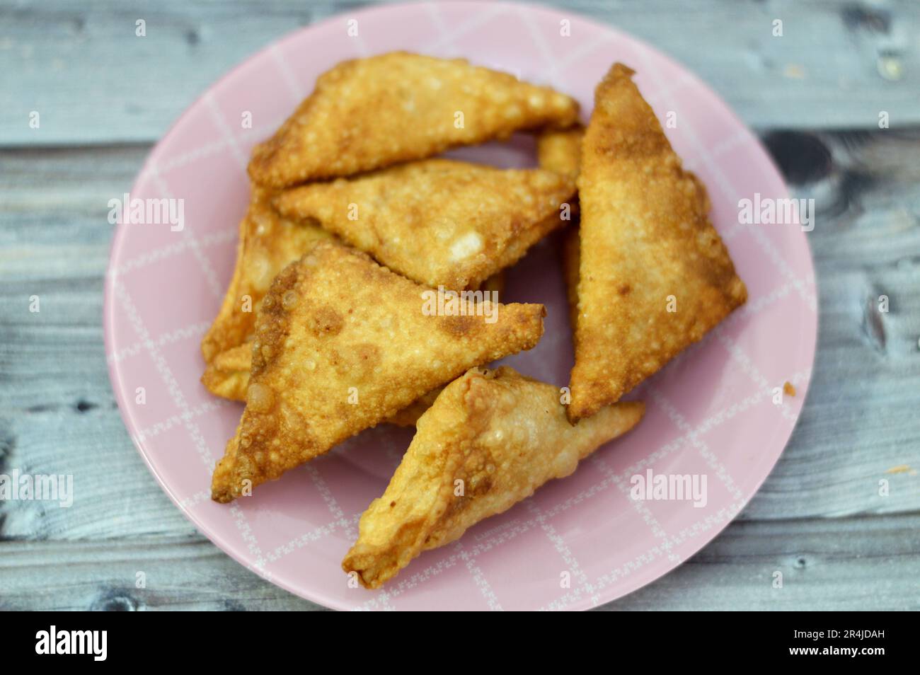 Ein Samosa Singara, ein frittiertes südasiatisches Gebäck mit einer herzhaften Füllung, einschließlich Zutaten wie Gewürzkartoffeln, Zwiebeln, Erbsen, Fleisch oder Fisch, Sambousek Stockfoto