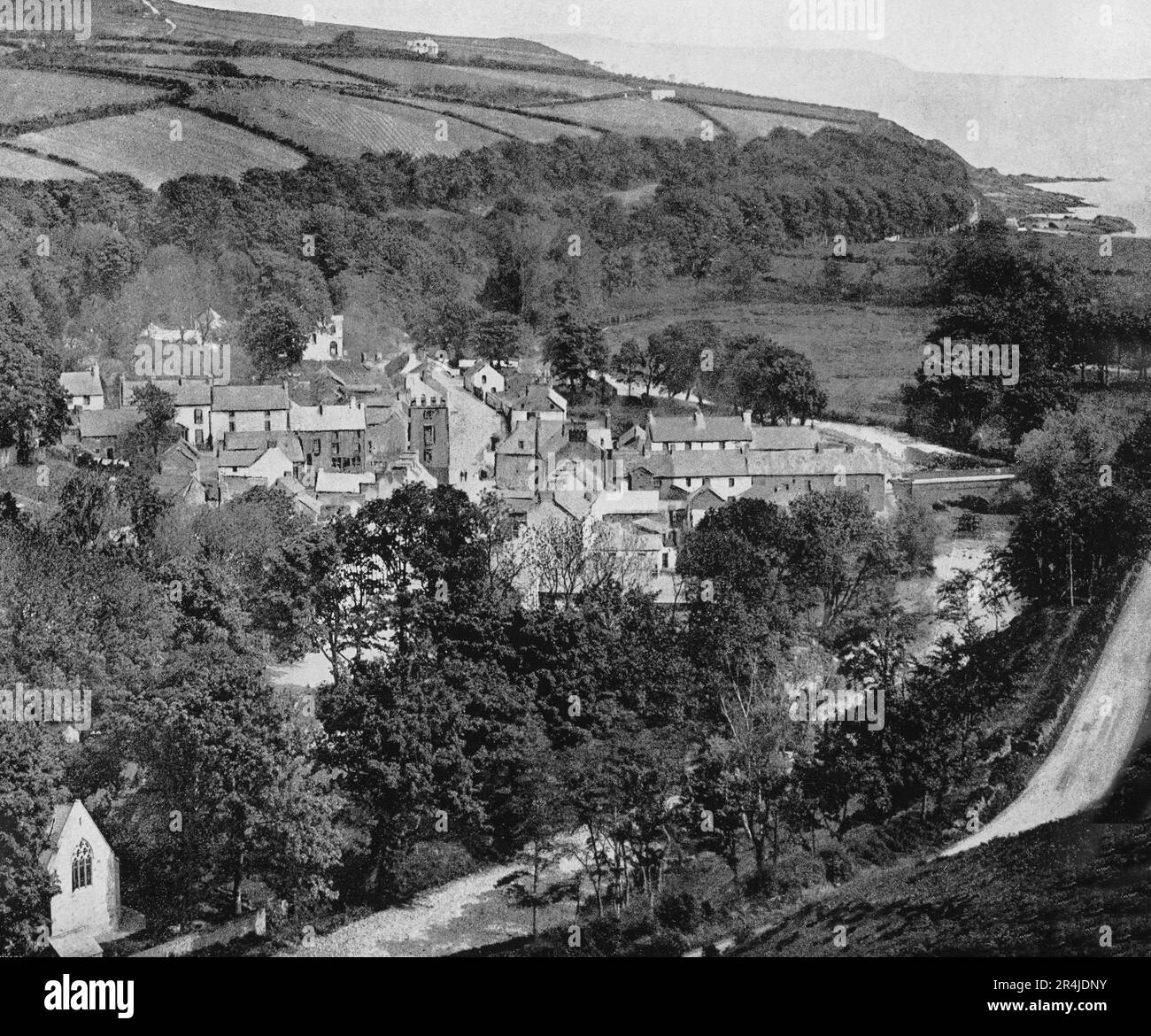 Ein Blick aus dem späten 19. Jahrhundert auf Cushendall, ein Küstendorf und Townland in der Grafschaft Antrim, Nordirland. Ein Großteil des historischen Charakters der Siedlung aus dem 19. Jahrhundert am Nordufer des Flusses Dall bleibt erhalten, einschließlich der meist intakten irischen georgianischen Gebäude der vier ursprünglichen Straßen der Stadt. Stockfoto