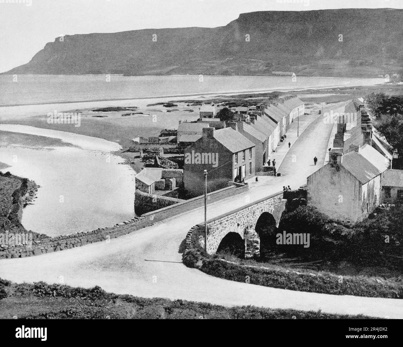 Ein Blick aus dem späten 19. Jahrhundert auf Waterfoot oder Glenariff, ein kleines Küstendorf in der Grafschaft Antrim, Nordirland. Es liegt am Fuße des Glenariff, eines der Glens of Antrim, innerhalb der historischen Baronie Glenarm Lower und der zivilen Gemeinden Ardclinis und Layd. Stockfoto