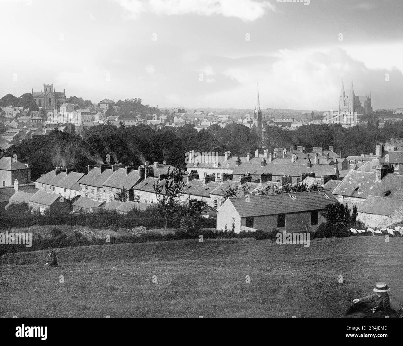 Ein Blick aus dem späten 19. Jahrhundert auf die Stadt Armagh in Nordirland, die kirchliche Hauptstadt Irlands – Sitz der Erzbischöfe von Armagh, die Primaten von ganz Irland sowohl für die römisch-katholische Kirche als auch für die irische Kirche. Die beiden Kathedralen, beide nach Saint Patrick benannt (RC auf der rechten Seite), sind auf der Skyline zu sehen. Stockfoto
