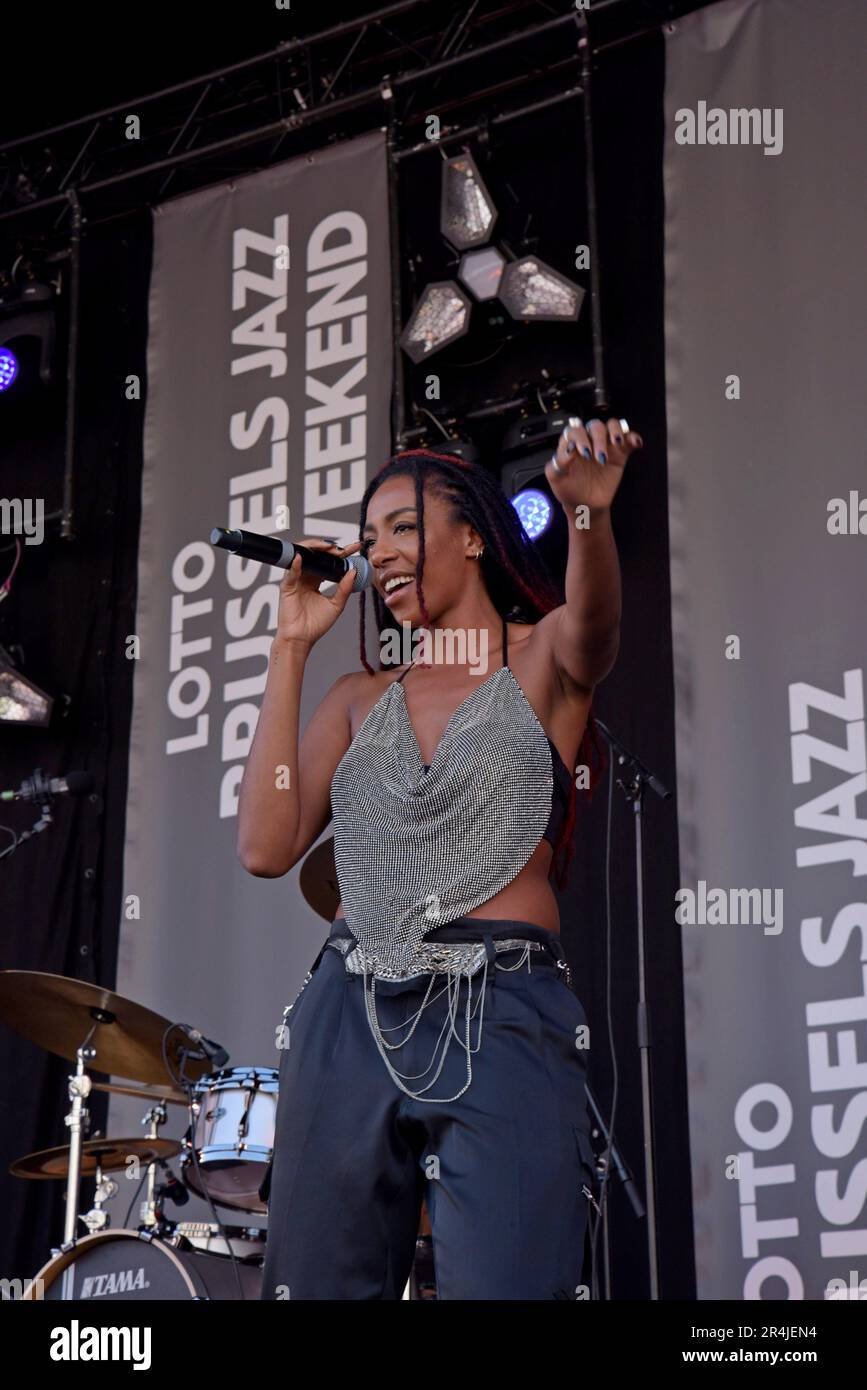 Brüssel, Belgien, den 28. Mai 2023 Der weltberühmte Brüsseler Sänger Songwriter K.ZIA hat heute Abend den letzten Tag des Brüsseler Jazz-Wochenendes 2023 mit einer großen Zuschauerzahl auf die Bühne auf der Place de la Bourse gelockt. An diesem Wochenende wurden über 150 kostenlose Aufführungen auf Freiluftbühnen und an Veranstaltungsorten in der ganzen Stadt über 3 Tage lang durchgeführt. Mehr als 200.000 Besucher besuchen das Festival, das jetzt im 6. Jahr stattfindet. G.P. Essex/Alamy Live News Stockfoto