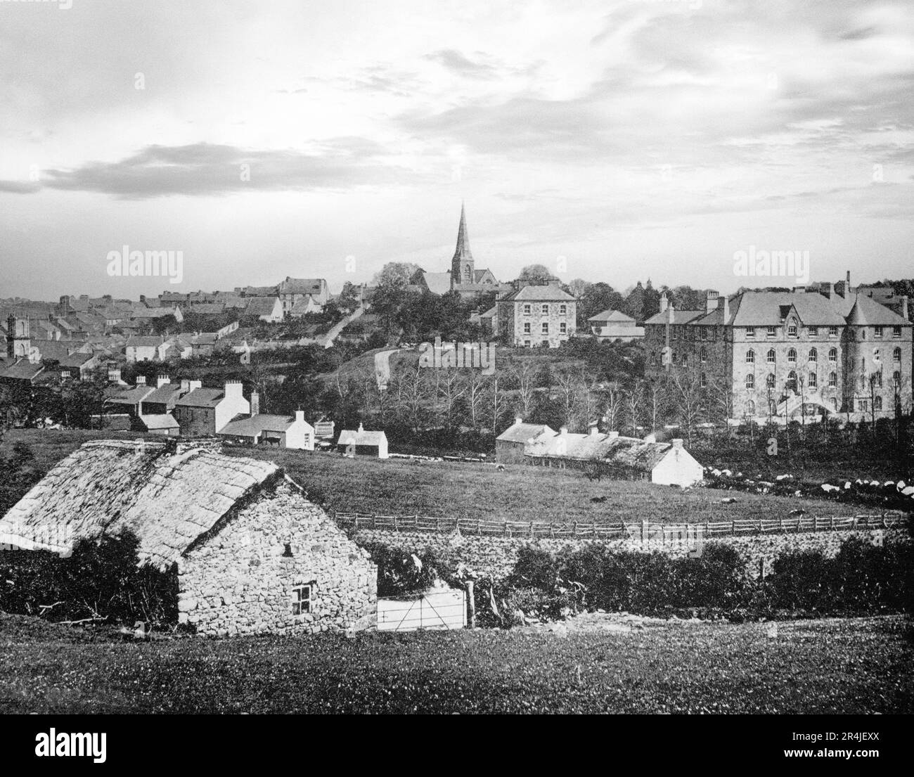 Omagh, die Grafschaft Tyrone, Nordirland, aus dem späten 19. Jahrhundert. Auf dem Gelände wurde anscheinend um 792 ein Kloster errichtet, das 1610 zu einer Stadt wurde. Es diente als Zufluchtsort für Flüchtlinge aus dem Osten des County Tyrone während der Rebellion 1641. 1689 kam James II. In Omagh an, auf dem Weg nach Derry. Die Anhänger von Wilhelm III., Prinz von Orange, brannten später die Stadt nieder. Stockfoto