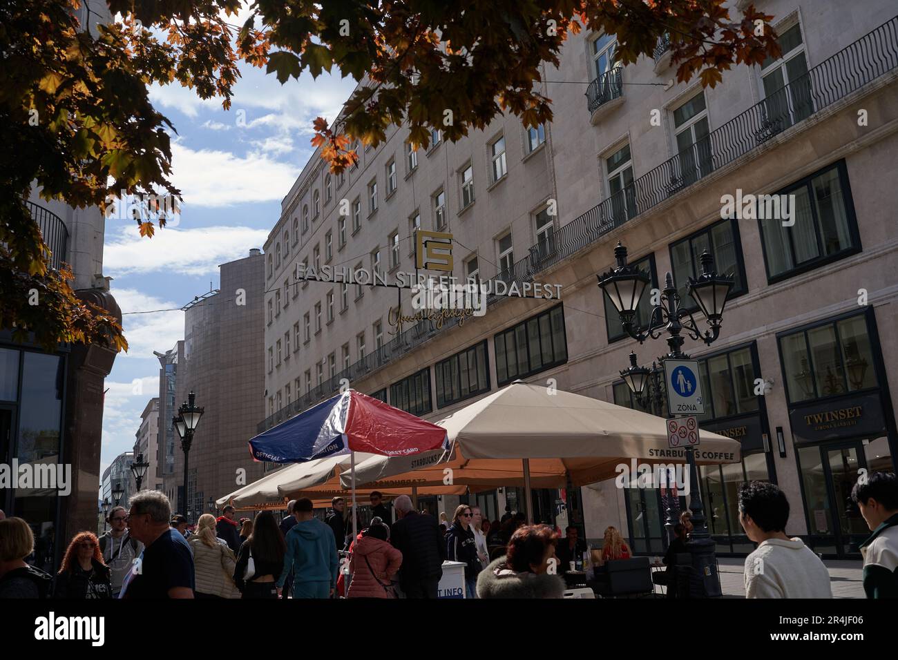 Budapest, Ungarn - 29. April 2023 - Fashion Street Budapest ist eine Fußgängerzone mit Modeboutiquen, Restaurants und Bars Stockfoto