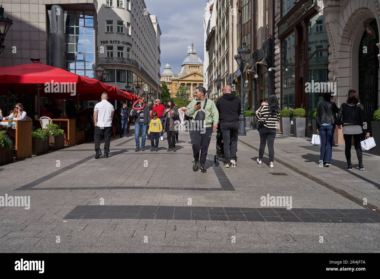 Budapest, Ungarn - 29. April 2023 - Fashion Street Budapest ist eine Fußgängerzone mit Modeboutiquen, Restaurants und Bars Stockfoto