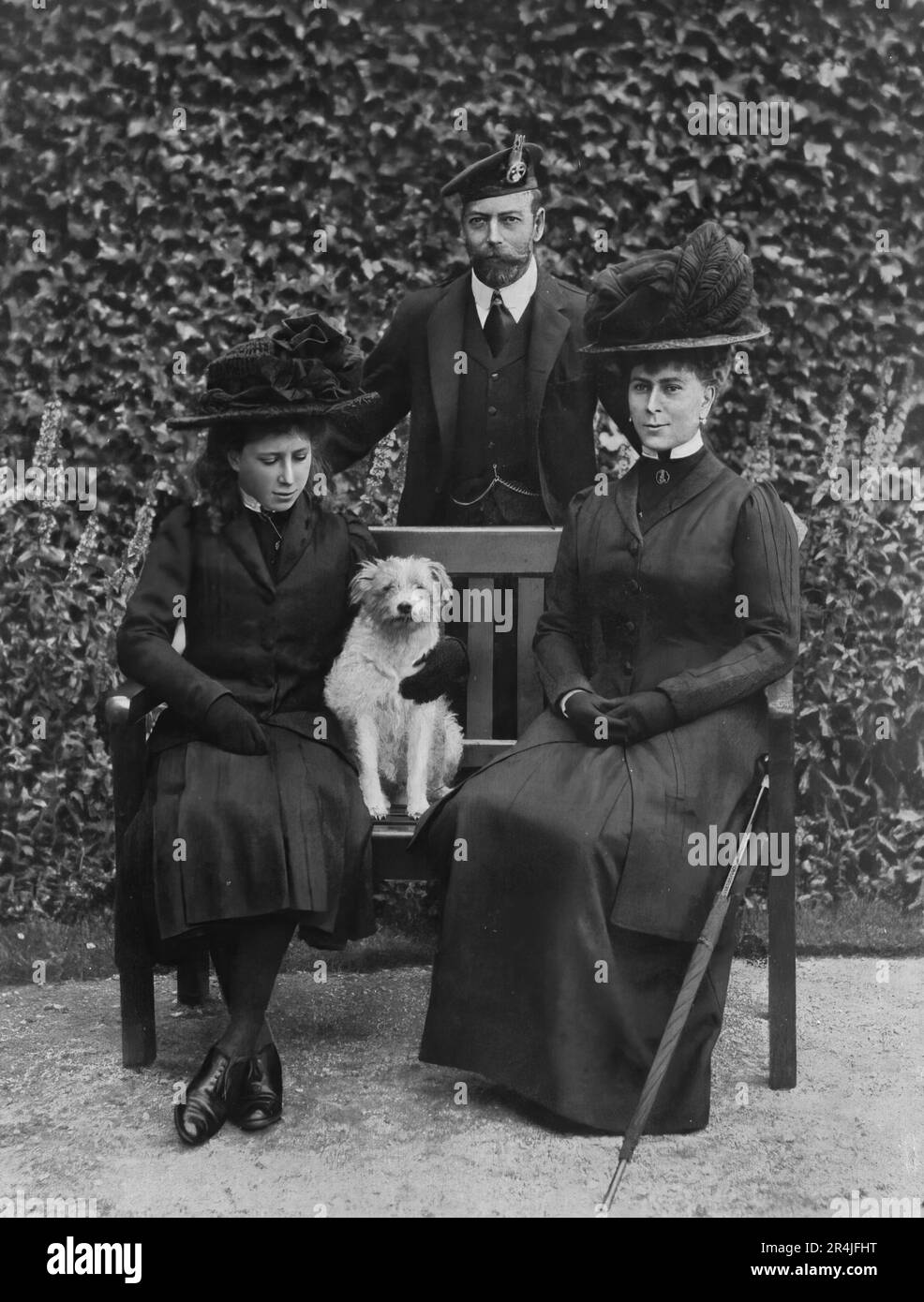 George V. König von England zusammen mit Prinzessin Mary und Königin Mary Stockfoto
