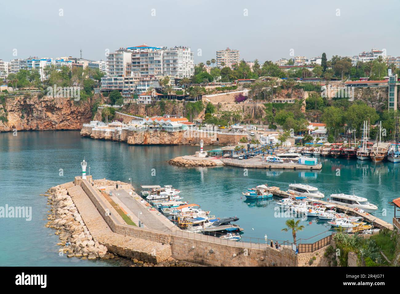 Blick auf den kleinen Hafen mit Booten in der Altstadt von Antalya, Türkei. Selektiver Fokus Stockfoto