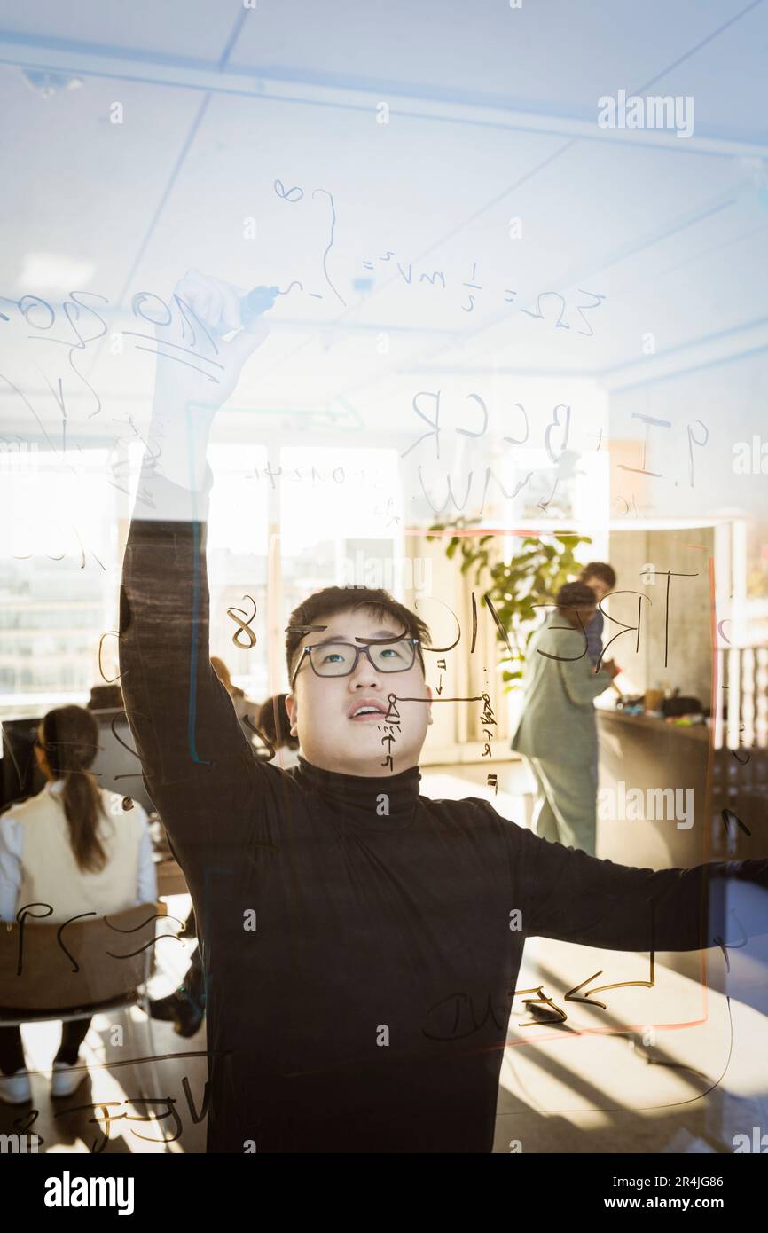 Kreative Planungsstrategie für Jungunternehmer im Kreativbüro Stockfoto