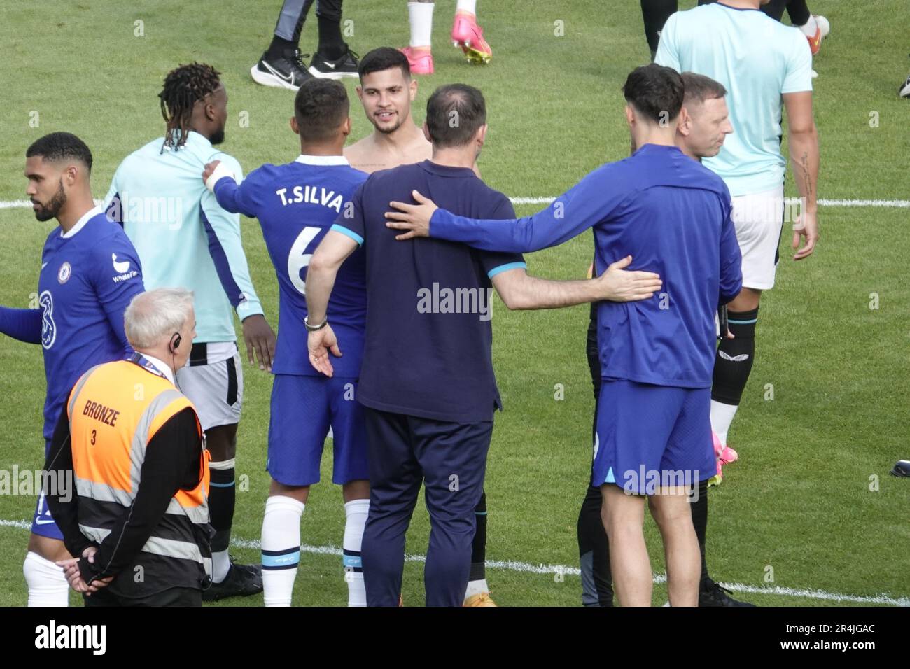 Chelsea, London, Großbritannien. 28. Mai 2023. Chelsea Football Club Spielen Sie den Newcastle United Football Club im letzten Spiel der Premier League-Saison 2022/23. Hier: Frank Lampard sagt seinen „Good-Byes“ zu Spielern nach seinem kurzen Aufenthalt als Interimsmanager von Chelsea Credit: Motofoto/Alamy Live News Stockfoto