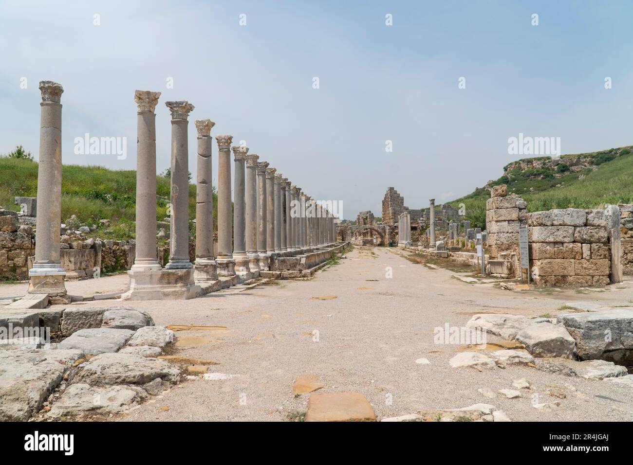 Die antike Stadt Perge (Perga) in der Provinz Antalya, Türkiye. Perge ist ein beliebtes Touristenziel in der Türkei Stockfoto