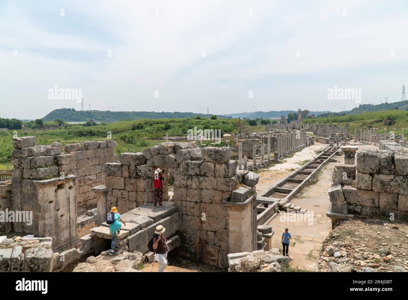 Ruinen von Perge (Perga) in der Provinz Antalya, Türkiye. Blick auf die antike griechische Stadt. Touristen laufen in einem beliebten Touristenziel in der Türkei Stockfoto