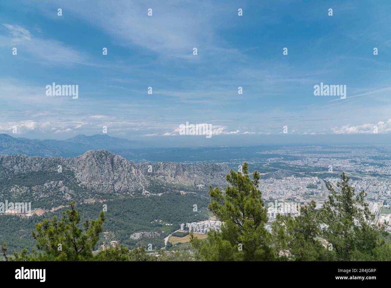Landschaft in den Bergen. Blick aus der Höhe der Stadt. Selektiver Fokus Stockfoto