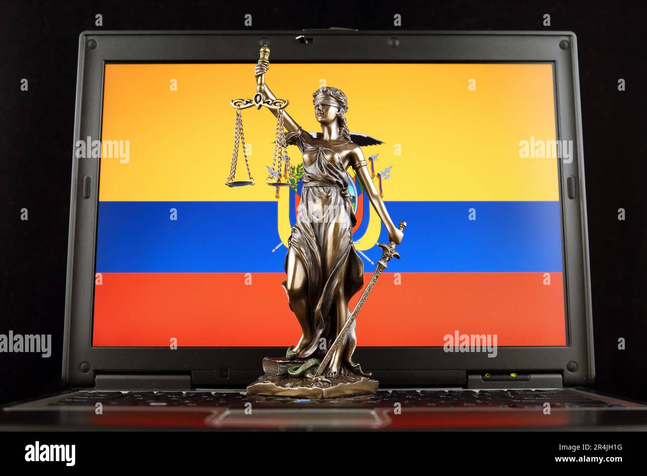Symbol für Recht und Gerechtigkeit mit Ecuador Flag auf dem Laptop. Studioaufnahme. Stockfoto
