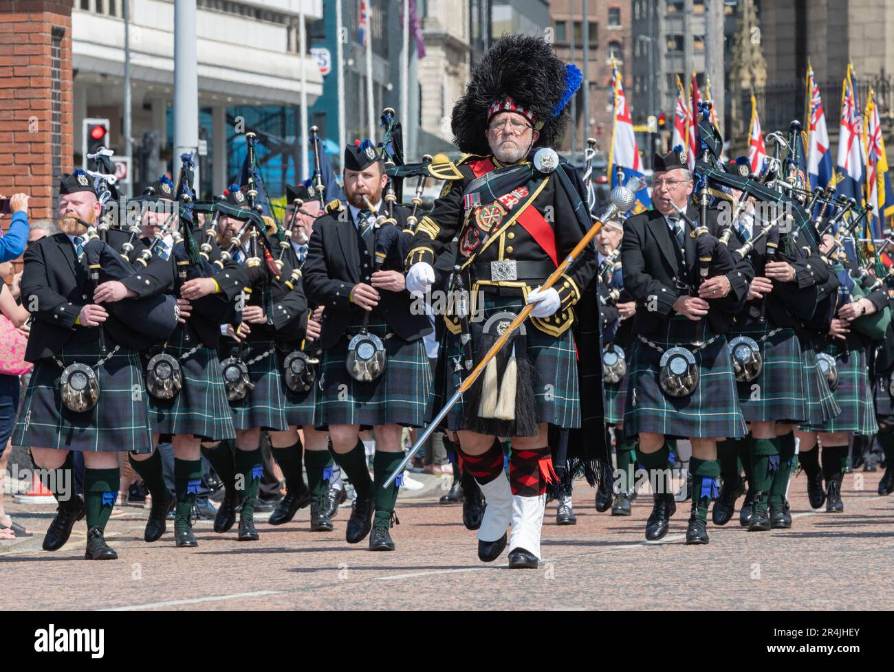 Liverpool Pier Head, Liverpool, Merseyside, England. 28. Mai 2023 Während der Schlacht um den Atlantik zum 80. Jahrestag am Pier Head spielen die Pipers, während die Parade vorbeizieht. (Bild: ©Cody Froggatt/Alamy Live News) Stockfoto