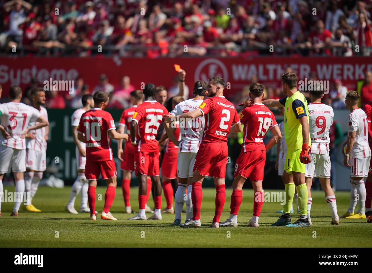 Kaiserslautern, Deutschland. 28. Mai 2023. Fußball: 2. Bundesliga, 1. FC Kaiserslautern - Fortuna Düsseldorf, Matchday 34, Fritz-Walter-Stadion. Die Spieler warten auf die Entscheidung des Schiedsrichters. Schließlich zeigt der Schiedsrichter Martin Petersen Kaiserslauterns Jean Zimmer in Rot. Kredit: Thomas Frey/dpa - WICHTIGER HINWEIS: Gemäß den Anforderungen der DFL Deutsche Fußball Liga und des DFB Deutscher Fußball-Bund ist es verboten, im Stadion aufgenommene Fotos und/oder das Spiel in Form von Sequenzbildern und/oder videoähnlichen Fotoserien zu verwenden oder verwenden zu lassen./dpa/Alamy Live News Stockfoto