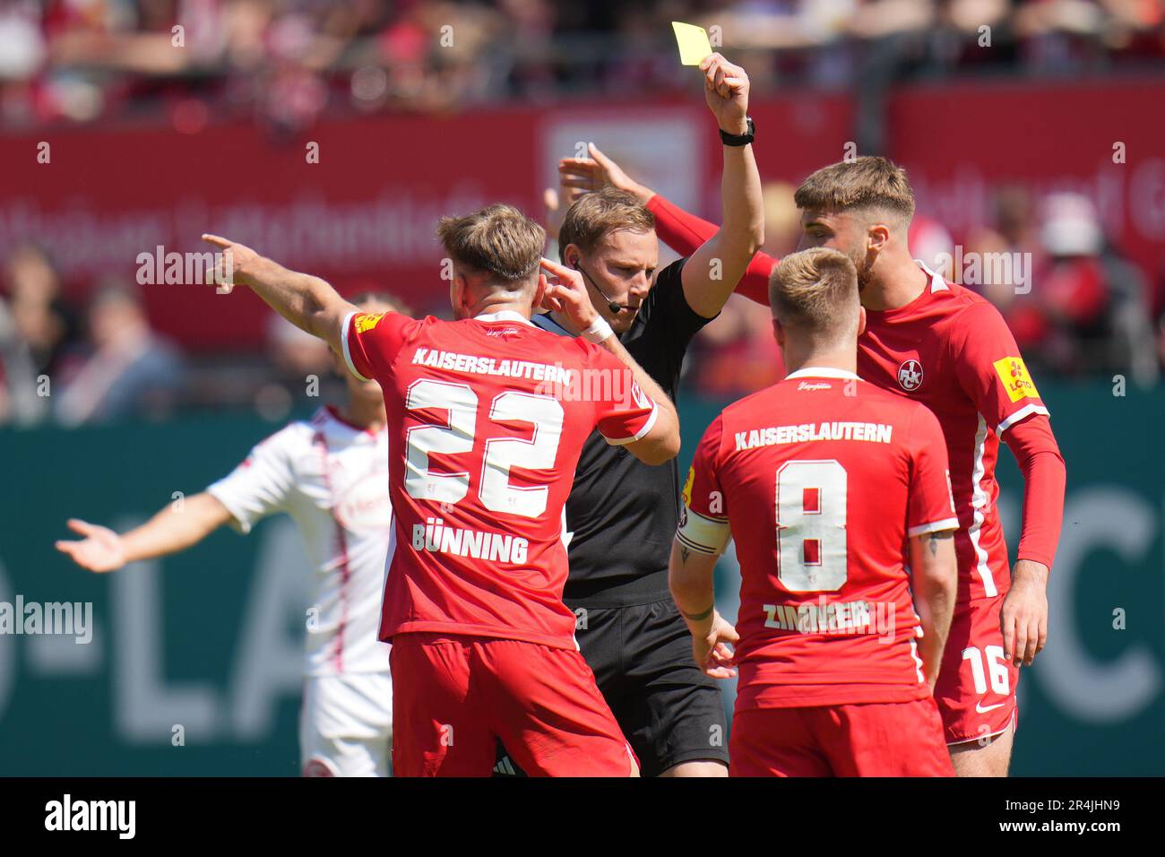 Kaiserslautern, Deutschland. 28. Mai 2023. Fußball: 2. Bundesliga, 1. FC Kaiserslautern - Fortuna Düsseldorf, Matchday 34, Fritz-Walter-Stadion. Schiedsrichter Martin Petersen zeigt Kaiserslauterns Jean-Zimmer gelb. Kredit: Thomas Frey/dpa - WICHTIGER HINWEIS: Gemäß den Anforderungen der DFL Deutsche Fußball Liga und des DFB Deutscher Fußball-Bund ist es verboten, im Stadion aufgenommene Fotos und/oder das Spiel in Form von Sequenzbildern und/oder videoähnlichen Fotoserien zu verwenden oder verwenden zu lassen./dpa/Alamy Live News Stockfoto