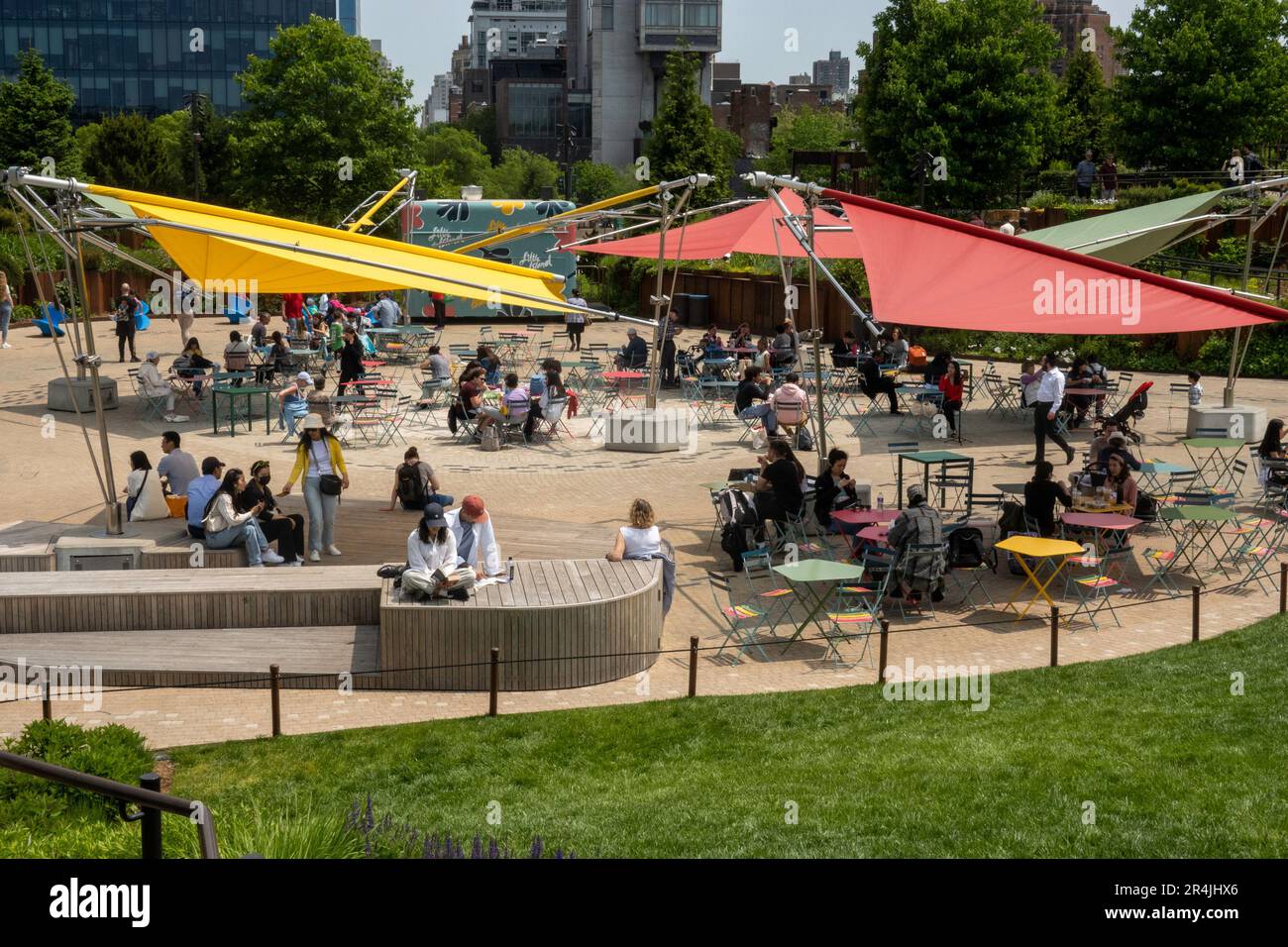 Little Island ist eine einzigartige urbane Oase im Hudson River Park Area, 2023, New York City, USA Stockfoto