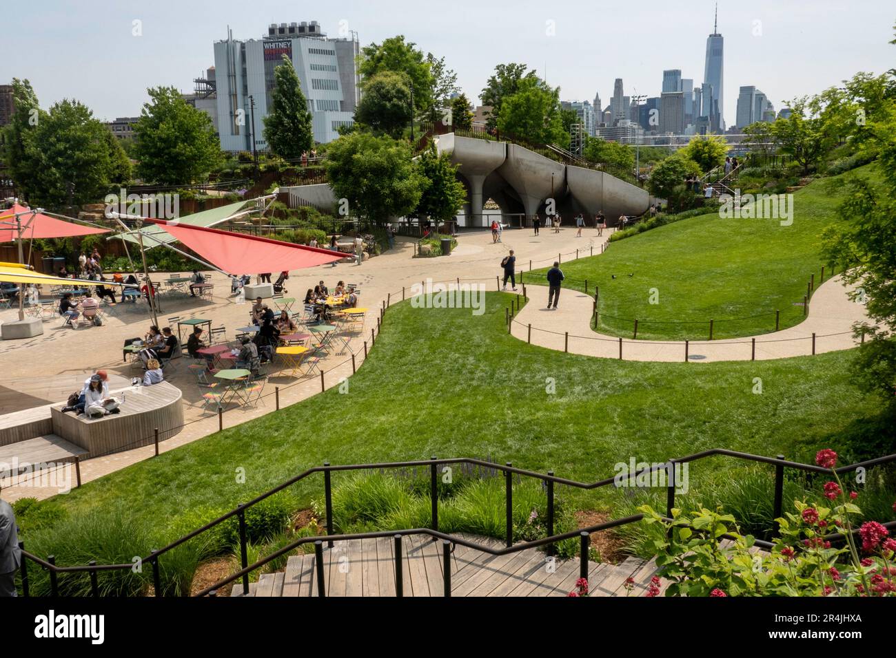 Little Island ist eine einzigartige urbane Oase im Hudson River Park Area, 2023, New York City, USA Stockfoto