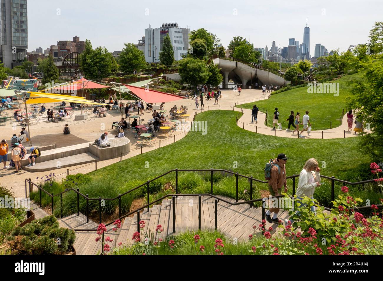 Little Island ist eine einzigartige urbane Oase im Hudson River Park Area, 2023, New York City, USA Stockfoto
