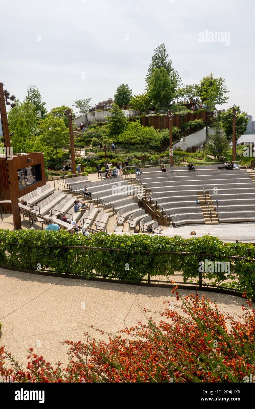 Little Island ist eine einzigartige urbane Oase im Hudson River Park Area, 2023, New York City, USA Stockfoto