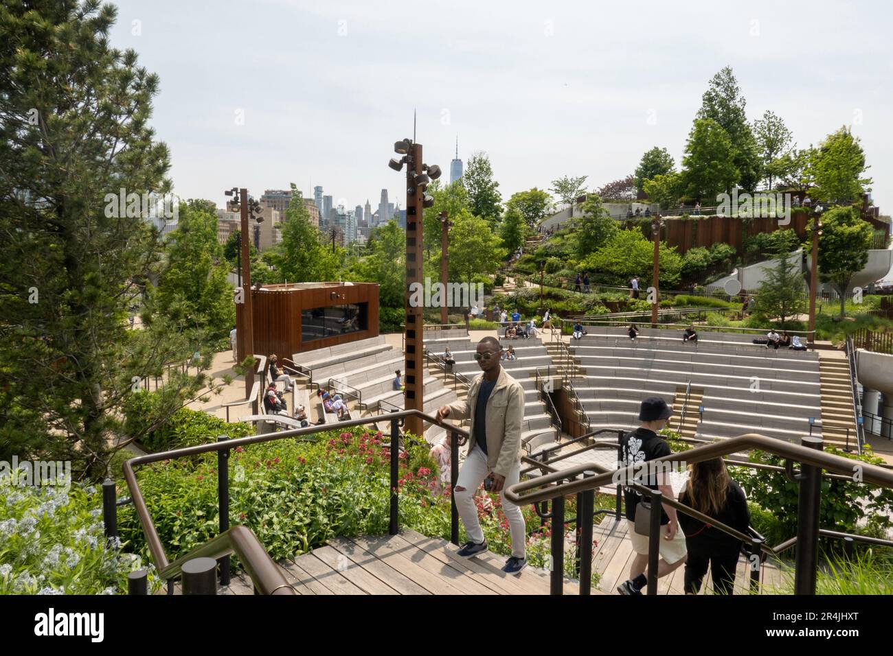 Little Island ist eine einzigartige urbane Oase im Hudson River Park Area, 2023, New York City, USA Stockfoto