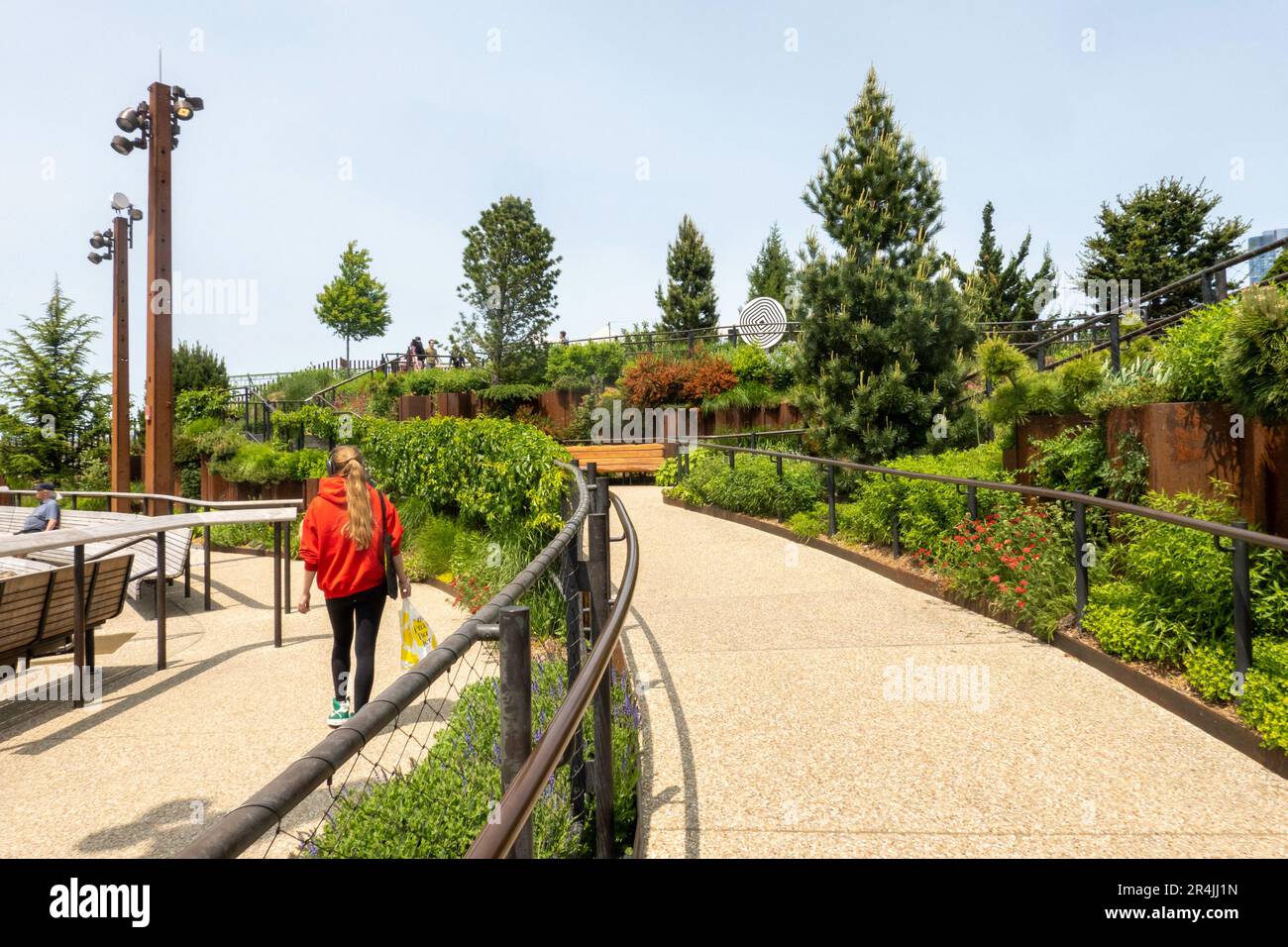 Little Island ist eine einzigartige urbane Oase im Hudson River Park Area, 2023, New York City, USA Stockfoto