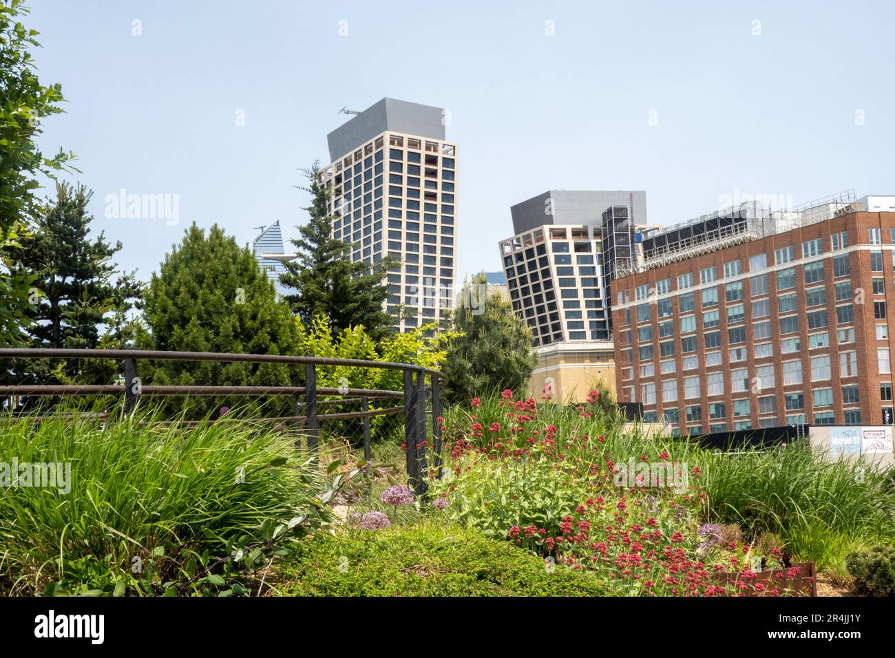 Little Island ist eine einzigartige urbane Oase im Hudson River Park Area, 2023, New York City, USA Stockfoto