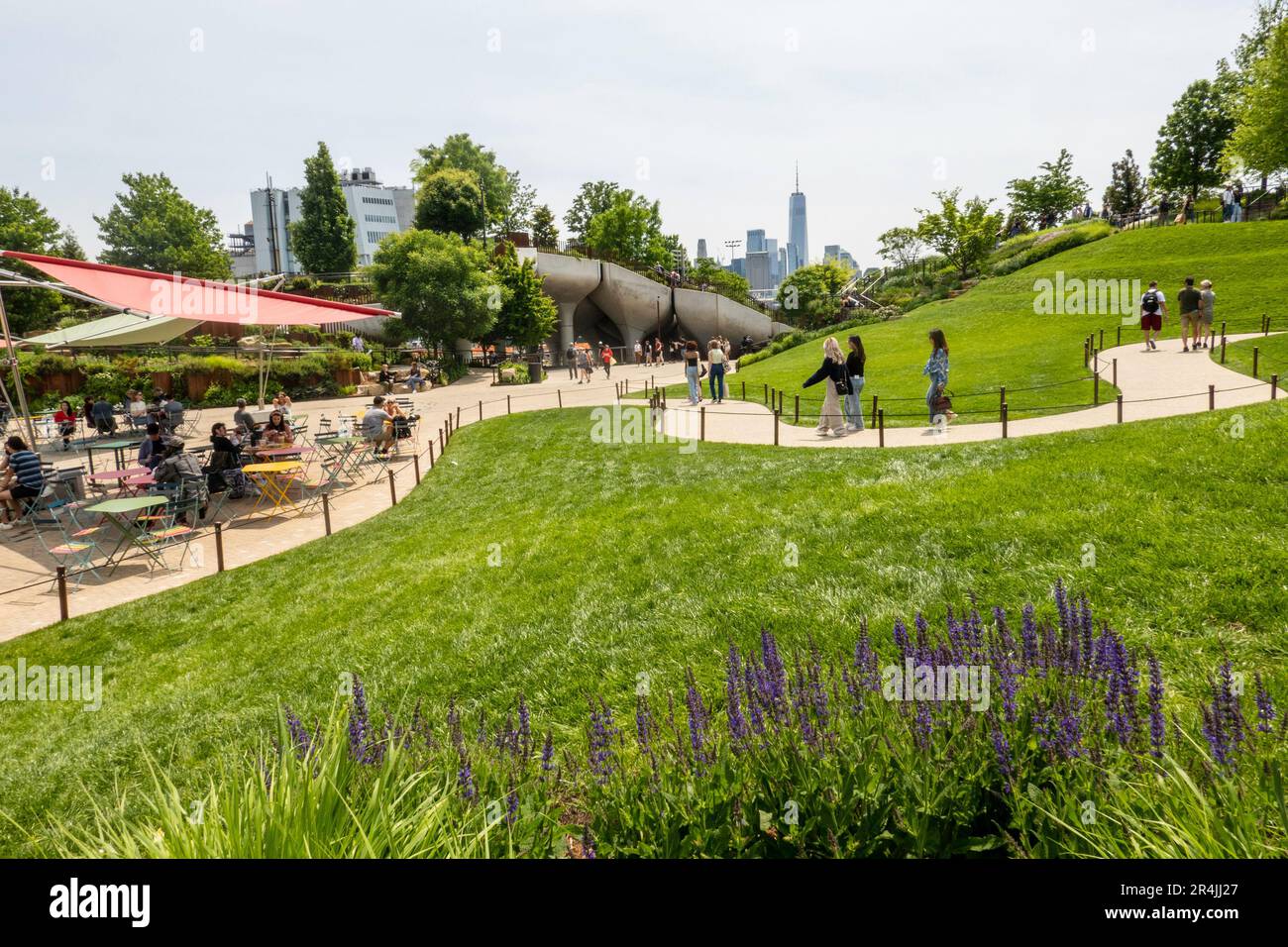 Little Island ist eine einzigartige urbane Oase im Hudson River Park Area, 2023, New York City, USA Stockfoto