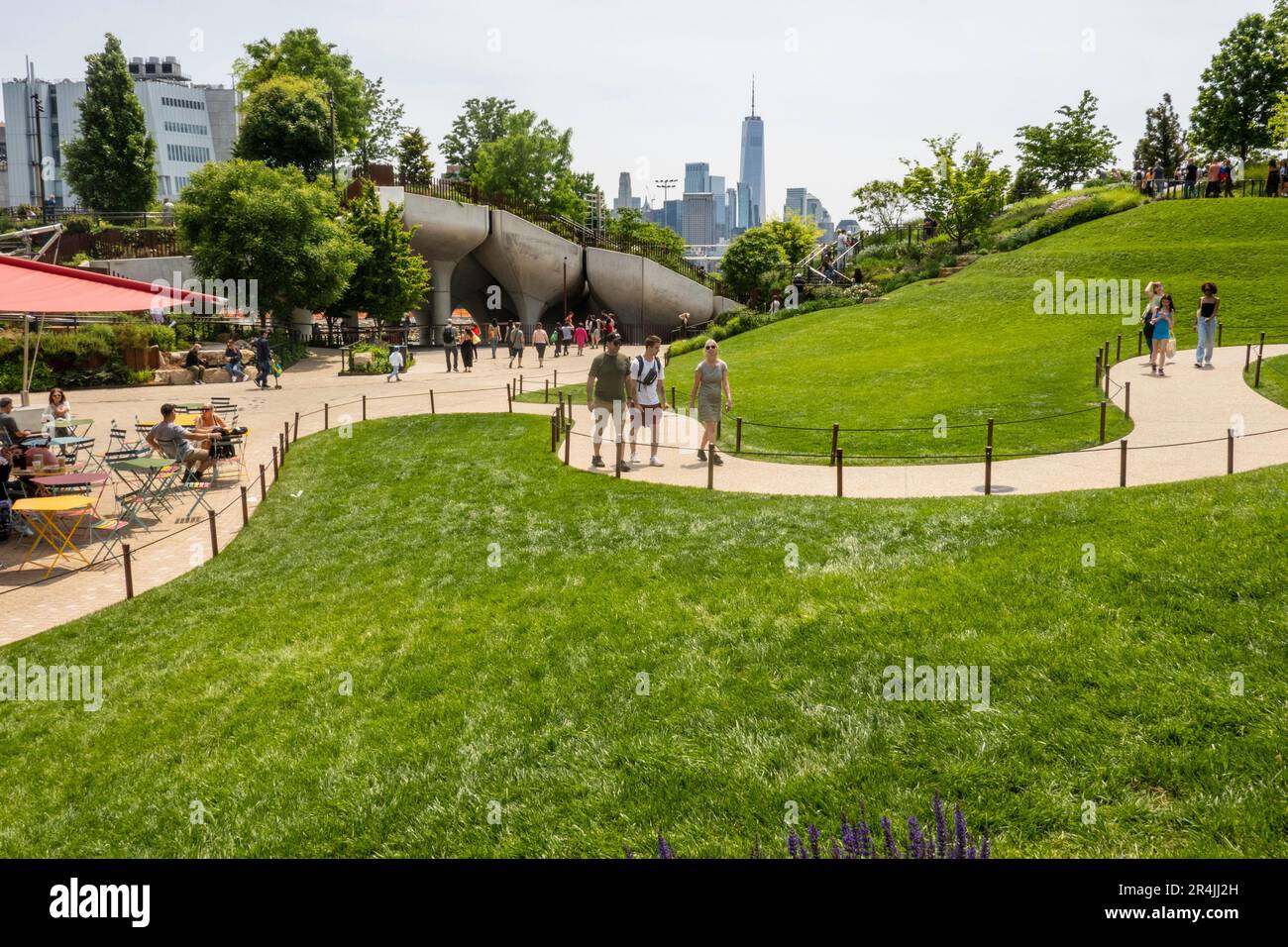 Little Island ist eine einzigartige urbane Oase im Hudson River Park Area, 2023, New York City, USA Stockfoto