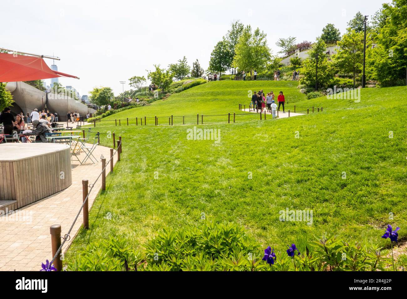 Little Island ist eine einzigartige urbane Oase im Hudson River Park Area, 2023, New York City, USA Stockfoto