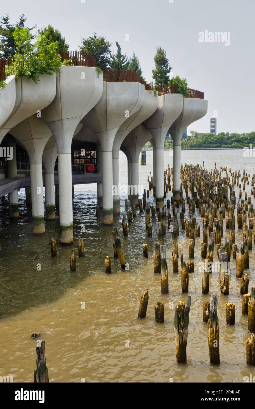 Little Island ist eine einzigartige urbane Oase im Hudson River Park Area, 2023, New York City, USA Stockfoto