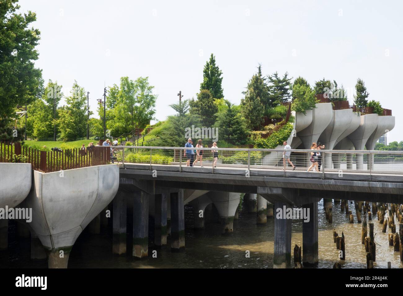 Little Island ist eine einzigartige urbane Oase im Hudson River Park Area, 2023, New York City, USA Stockfoto