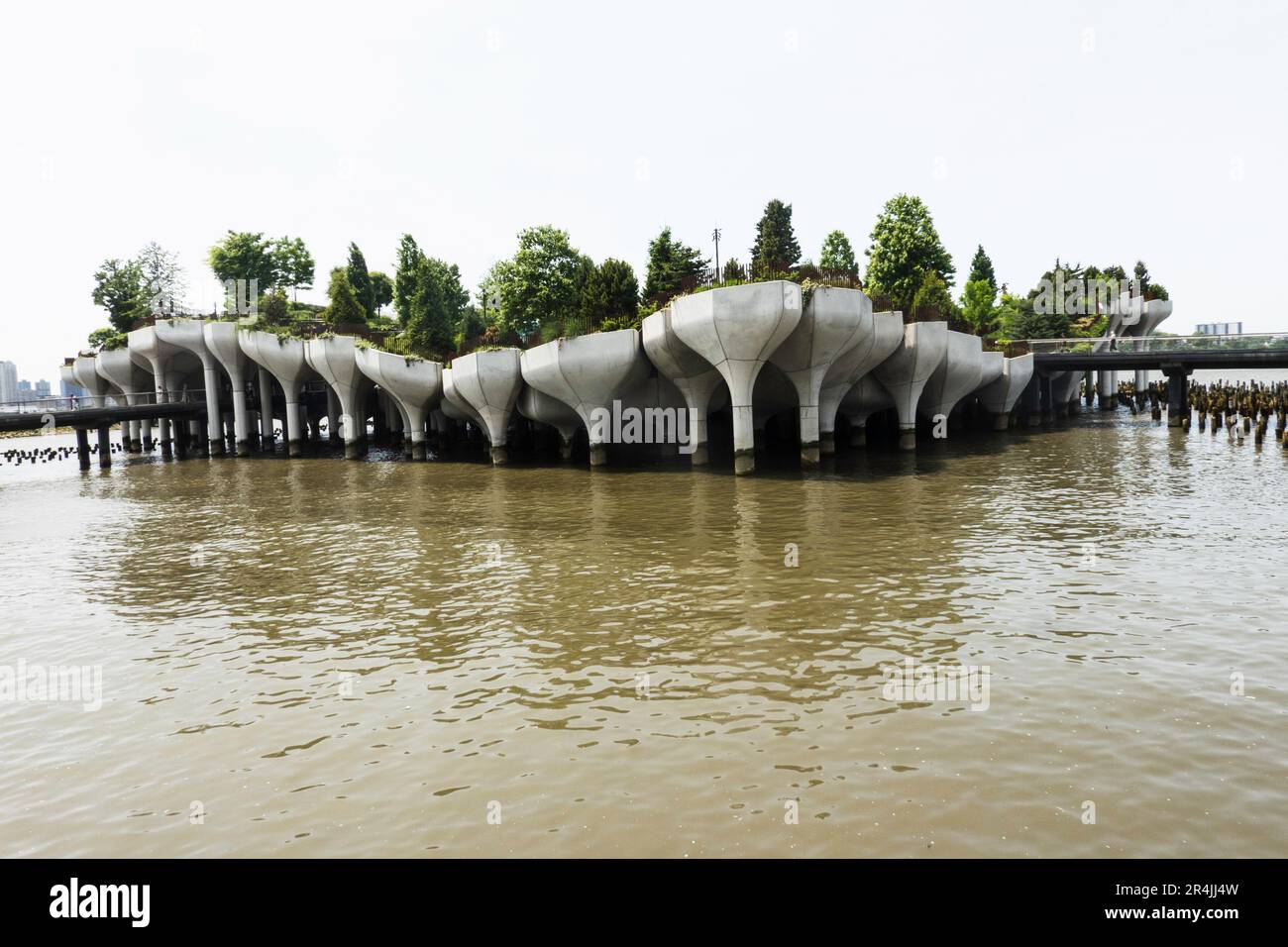 Little Island ist eine einzigartige urbane Oase im Hudson River Park Area, 2023, New York City, USA Stockfoto