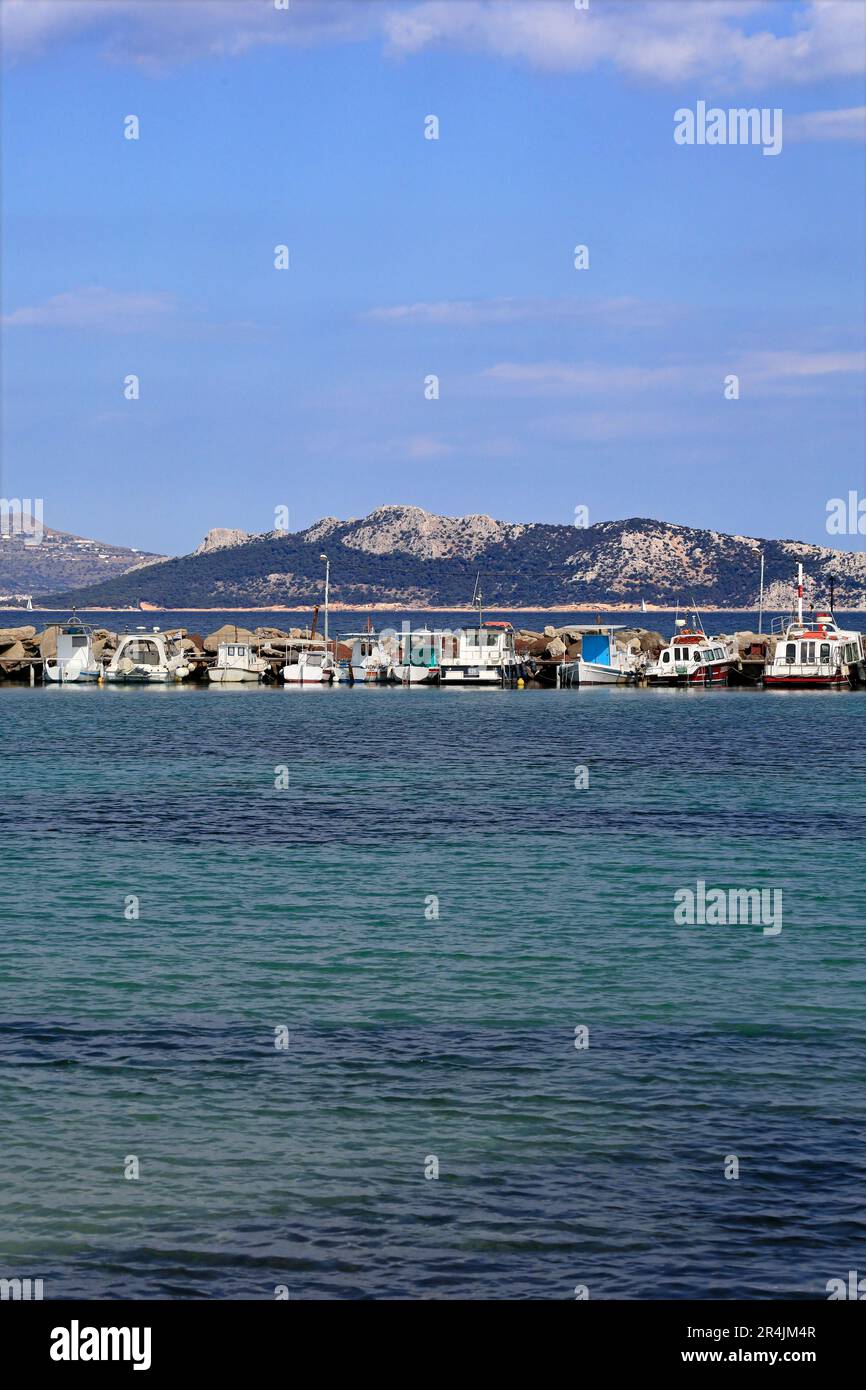 Kleine Fischerboote am Hafen von Skala, Agistri Island, in der Nähe von Athen. Saronische Inselgruppe. Ägina Insel in der Ferne. Vom Mai 2023 Stockfoto