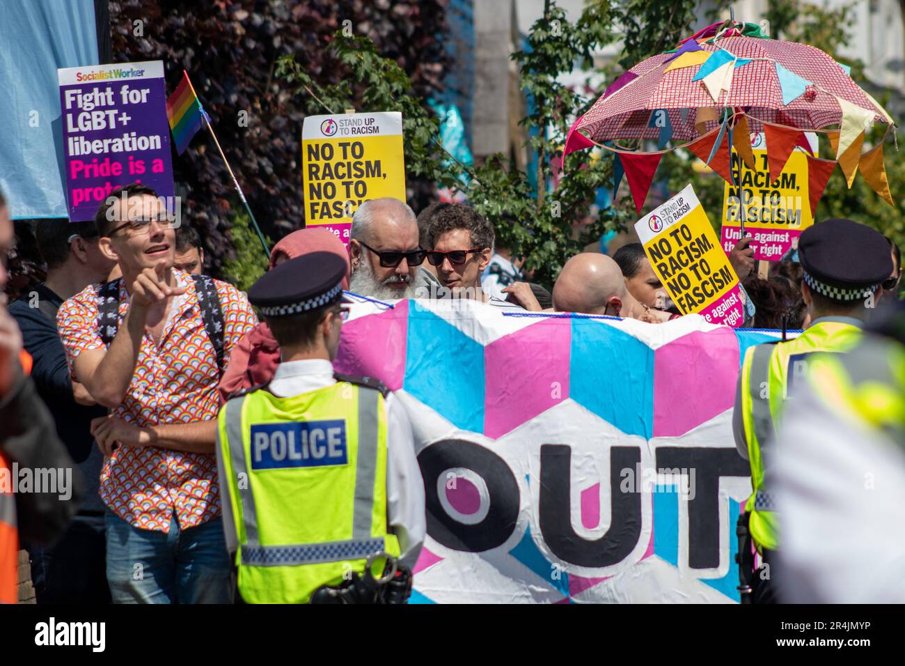 London, Vereinigtes Königreich - Mai 27. 2023: Gegenprotester im Honor Oak Pub. Stockfoto