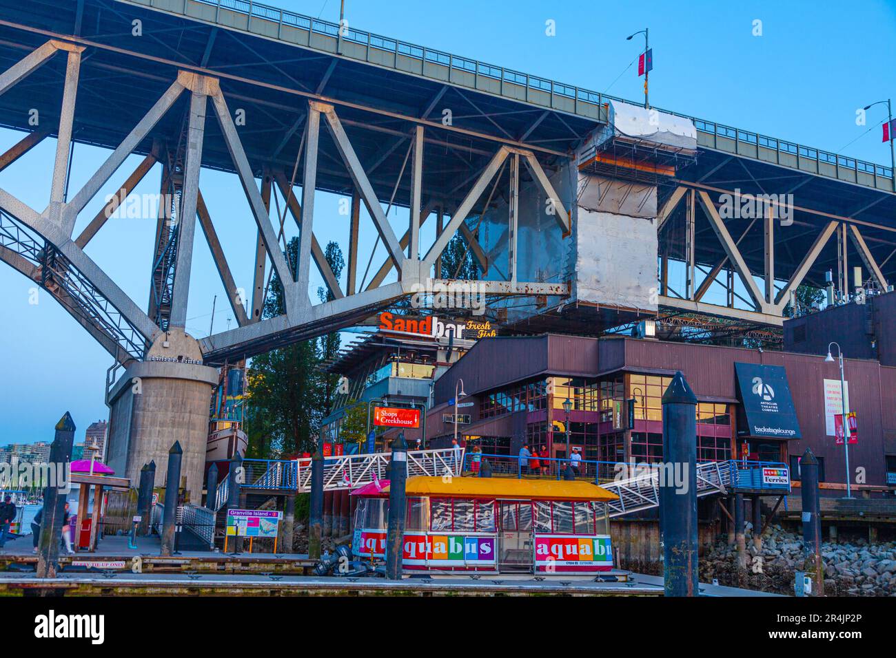 Restaurant- und Theaterkomplex unter der Granville Bridge in Vancouver, Kanada Stockfoto