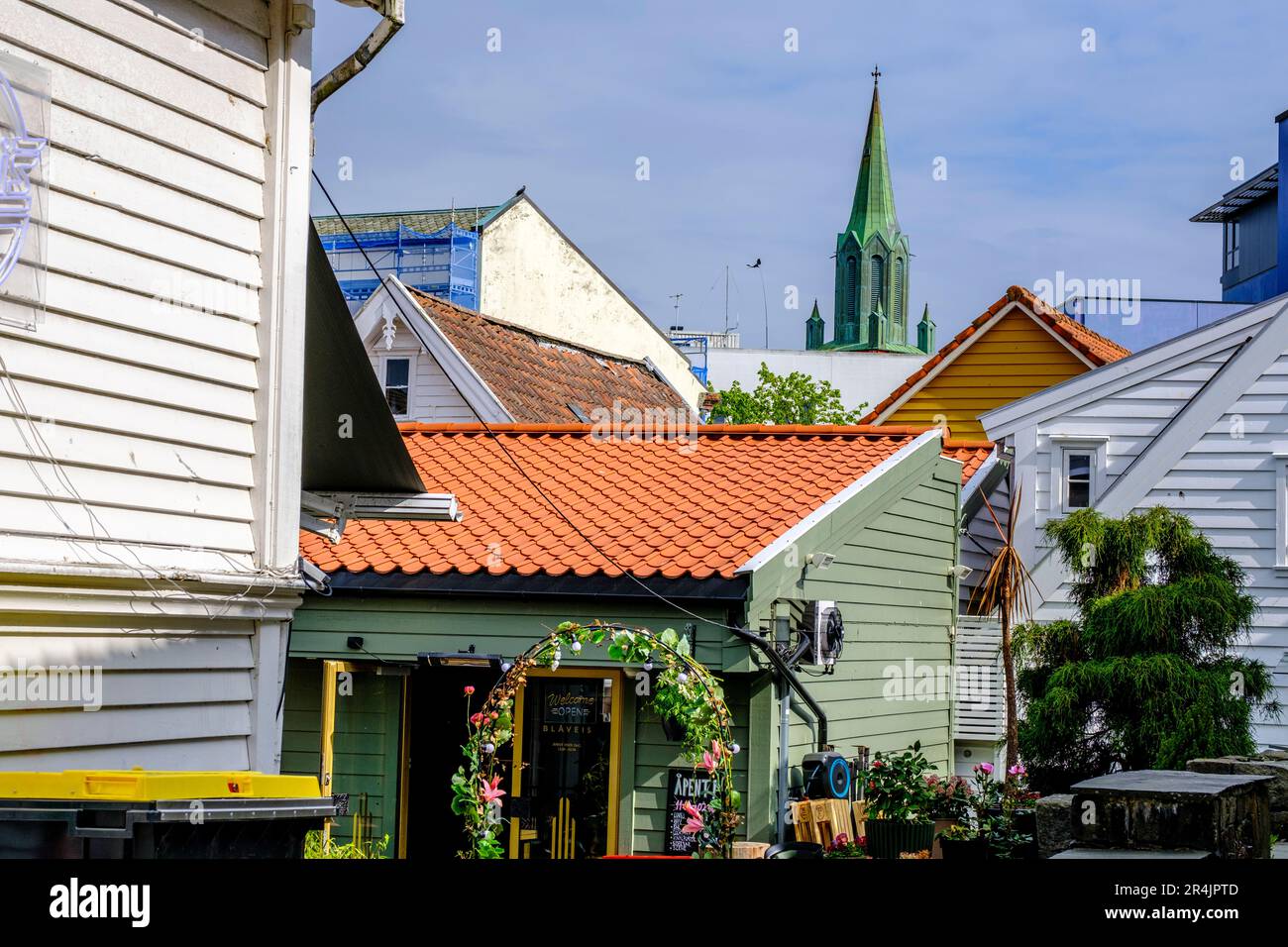 Stavanger, Rogaland, Norwegen, Mai 19 2023, Farbenfrohes Traditionelles Historisches Gebäude Mit Außenfassaden Altstadt Stavanger Einkaufsviertel Stockfoto