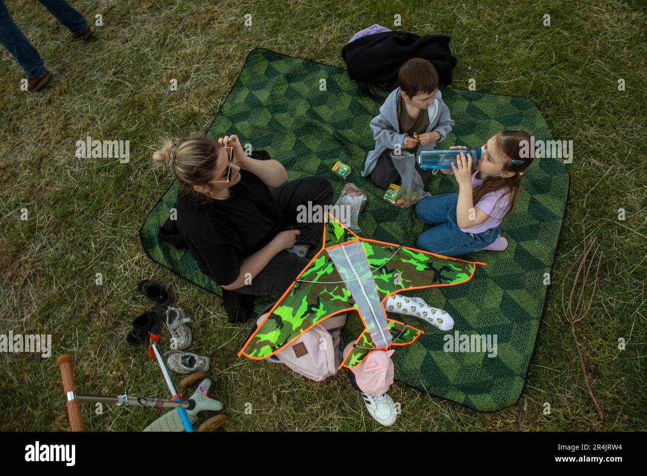 Moskau, Russland. 28. Mai 2023. Teilnehmer am 2023. Drachenfestival Pyostroye Nebo (eng: Colourful Sky) im Tsaritsyno-Park in Moskau, Russland. Kredit: Nikolay Vinokurov/Alamy Live News Stockfoto