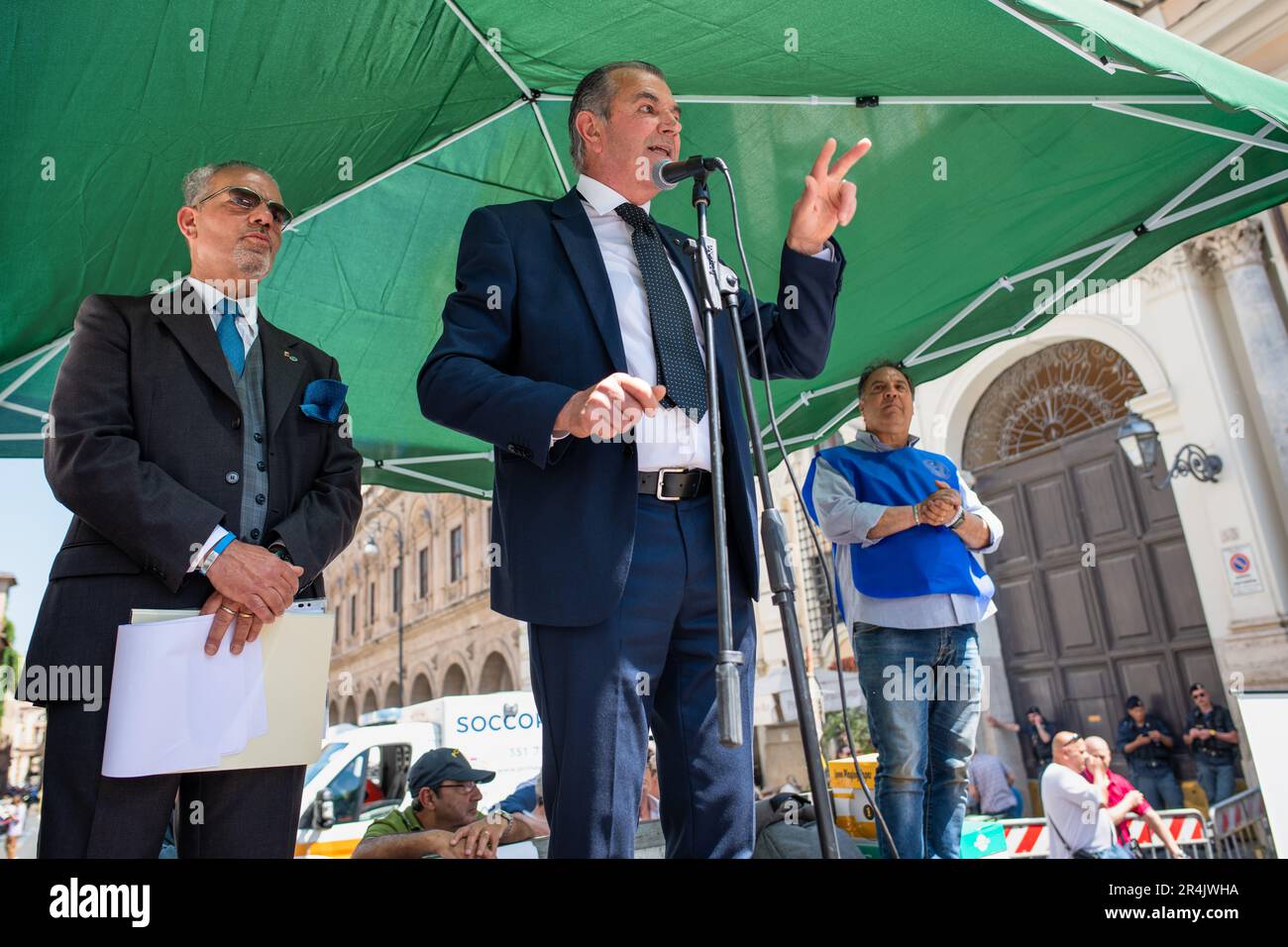 Ein Mann hält während der Demonstration eine Rede. Demonstration auf der Piazza Santi Apostoli, organisiert von der „Associazione Pensionati Polizia di Stato 94°Corso Antiochia“ (Staatspolizeiverband 94., Kurs Antiochia), um die Normalisierung der Transformationskoeffizienten zu fordern, die im Haushaltsgesetz 2021 vorgesehen sind und von der INPS (der nationalen Sozialversicherungsanstalt) auf die Renten angewandt werden. Und sie den Angehörigen der Arma dei Carabinieri oder der Feuerwehr gleichstellen. (Foto: Marcello Valeri/SOPA Images/Sipa USA) Stockfoto