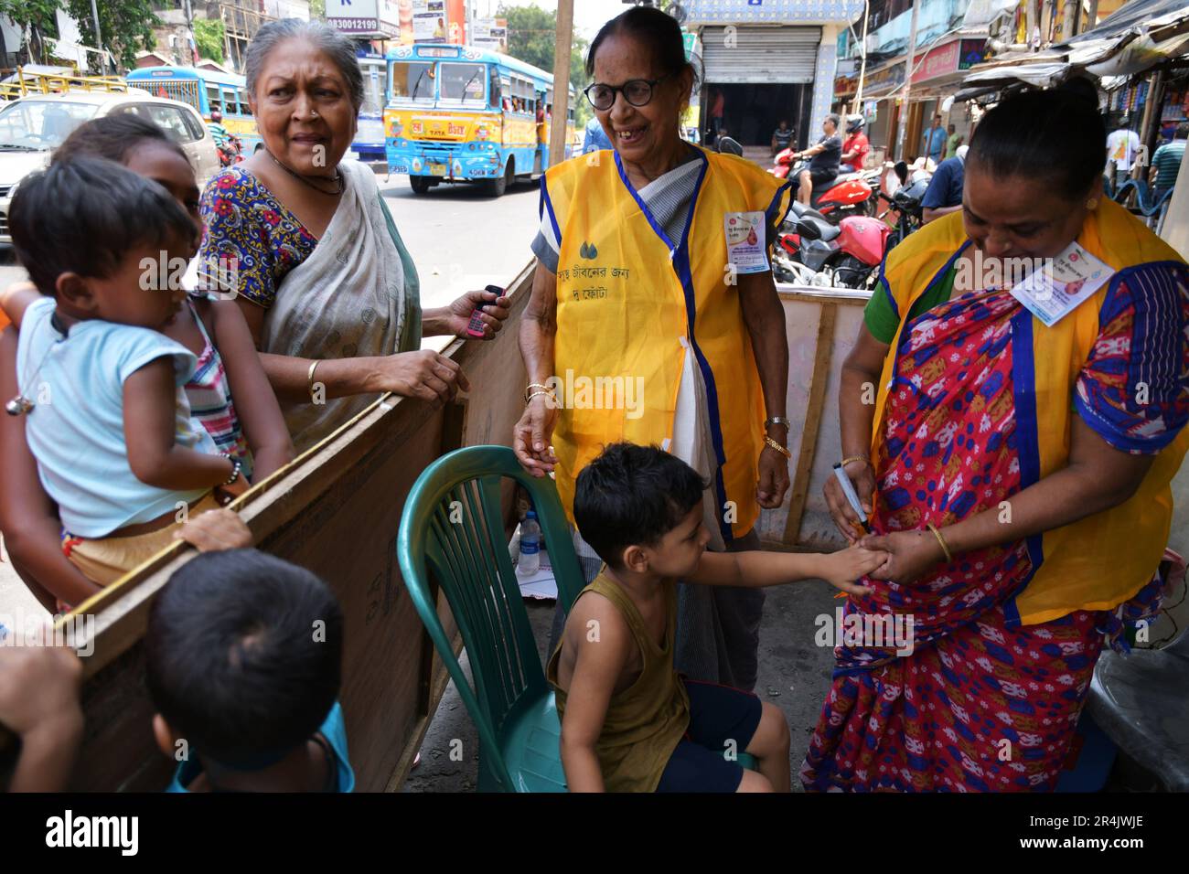 Kalkutta, Indien. 28. Mai 2023. Kinder werden gekennzeichnet, nachdem sie mit oralen Polio-Impfstofftropfen an Polio-Ständen geimpft wurden, um Polio-Krankheit zu verhindern, anlässlich DES PULS POLIO-TAGES „POLIO RAVIVAR“ im ganzen Land. (Foto: Dipayan Bose/SOPA Images/Sipa USA) Guthaben: SIPA USA/Alamy Live News Stockfoto