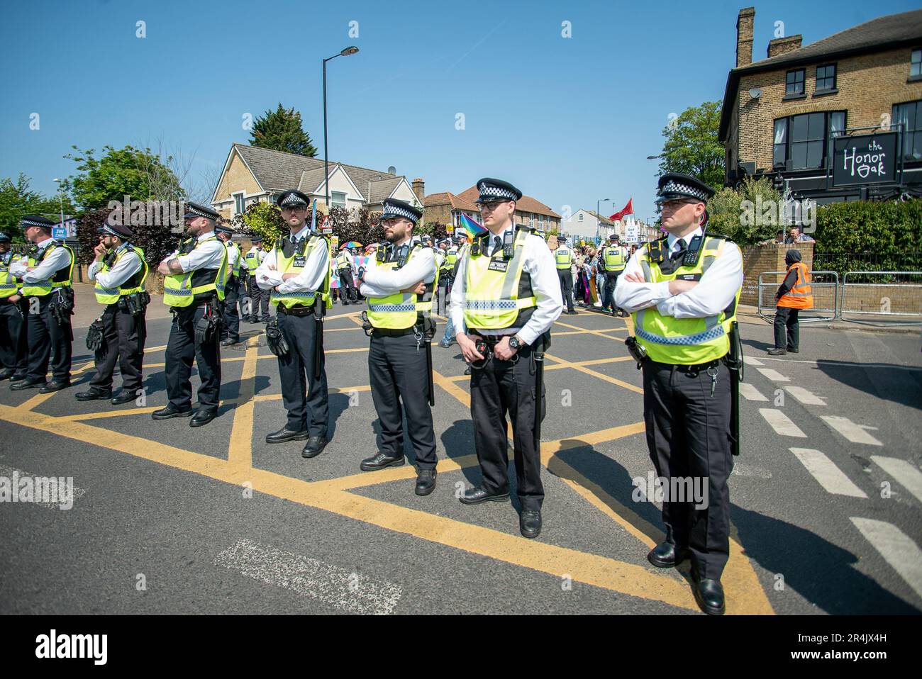 London, Vereinigtes Königreich - Mai 27. 2023: Demonstranten im Honor Oak Pub. Stockfoto