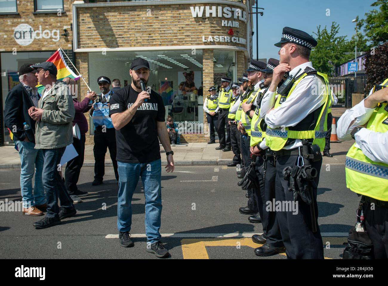 London, Vereinigtes Königreich - Mai 27. 2023: Demonstranten im Honor Oak Pub. Stockfoto