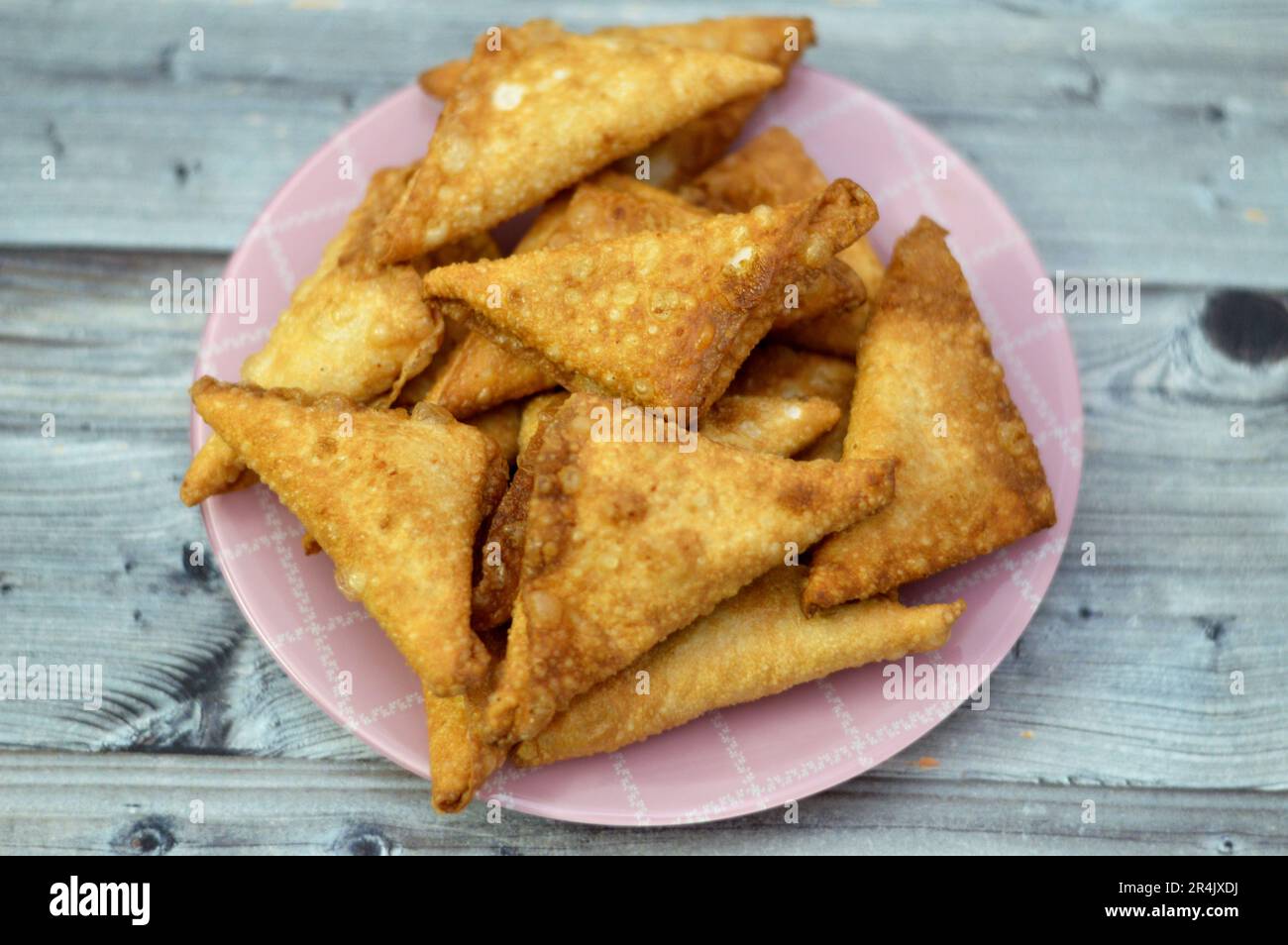 Ein Samosa Singara, ein frittiertes südasiatisches Gebäck mit einer herzhaften Füllung, einschließlich Zutaten wie Gewürzkartoffeln, Zwiebeln, Erbsen, Fleisch oder Fisch, Sambousek Stockfoto