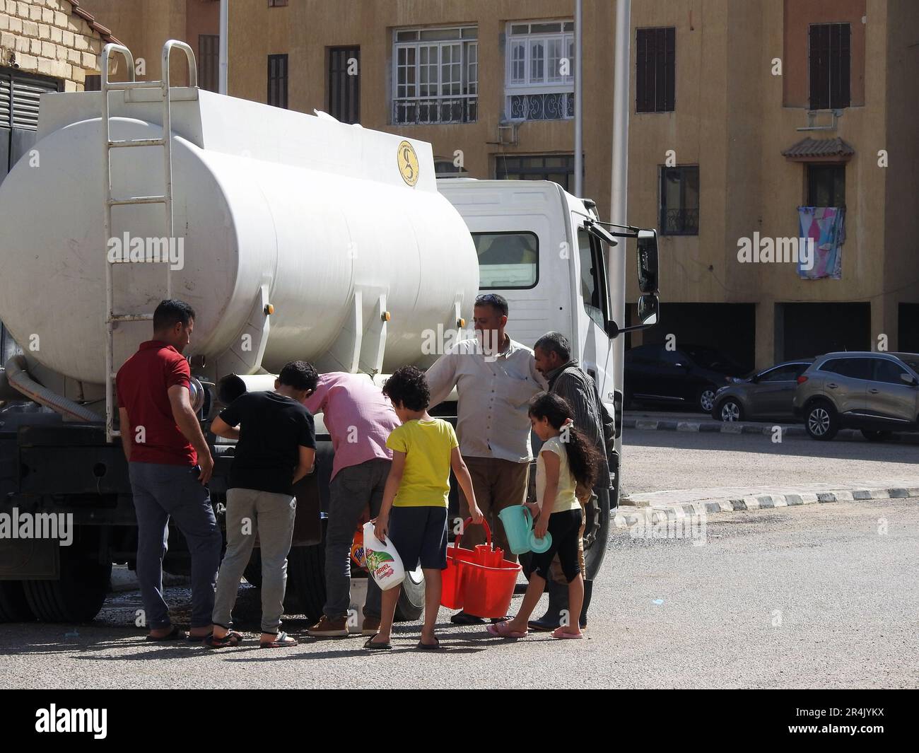 Kairo, Ägypten, Mai 15 2023: Ein Wassertankfahrzeug mit sauberem Wasser als Notfalleinsatz in allen Gebieten mit Wasserausfall zur Trinkwasserversorgung Stockfoto