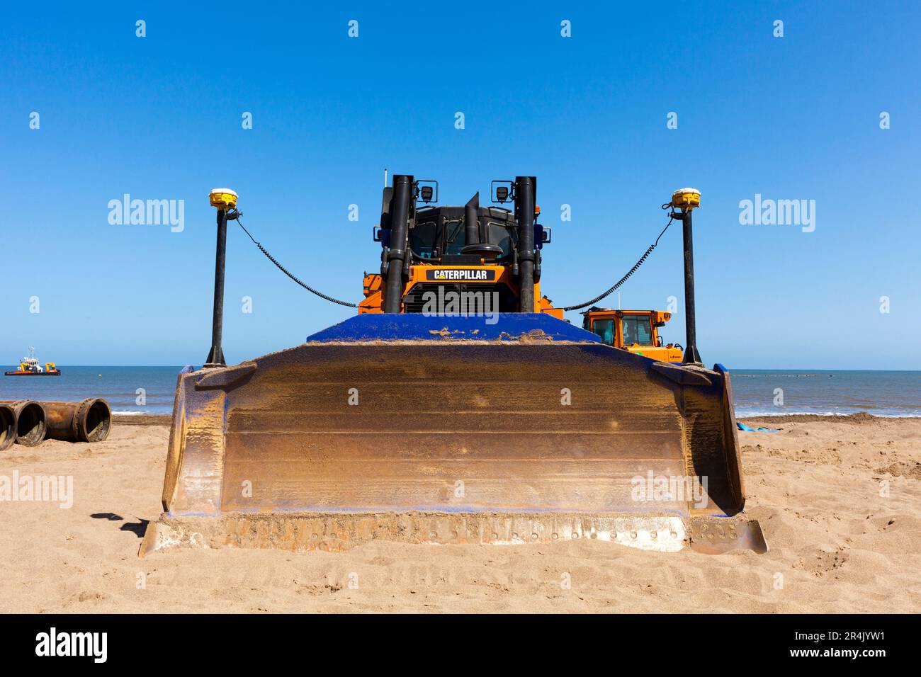 Caterpillar-Erdbeweger, die an einem Projekt der Umweltbehörde für Strandpflege und Küstenschutz in Lincolnshire, England, Großbritannien arbeiten Stockfoto