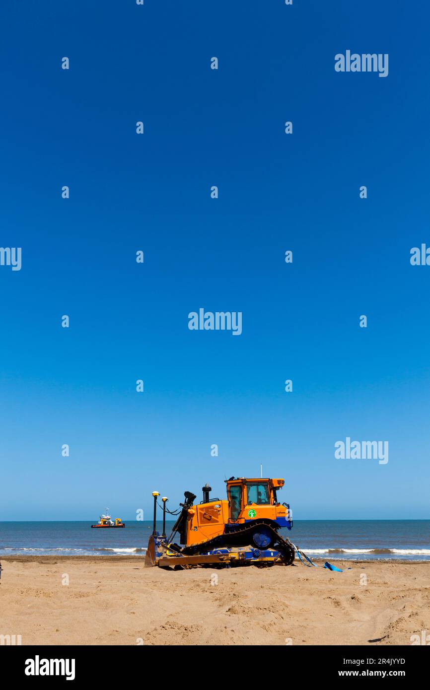Caterpillar-Erdbeweger, die an einem Projekt der Umweltbehörde für Strandpflege und Küstenschutz in Lincolnshire, England, Großbritannien arbeiten Stockfoto
