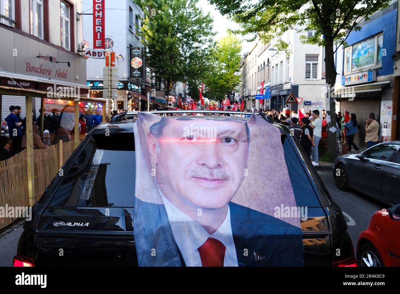 Brüssel, Belgien. 28. Mai 2023. Die Anhänger des türkischen Präsidenten Erdogan feiern nach den Ergebnissen der abgeschlossenen Wahlen am 28. Mai 2023 in Brüssel, Belgien. Kredit: ALEXANDROS MICHAILIDIS/Alamy Live News Stockfoto