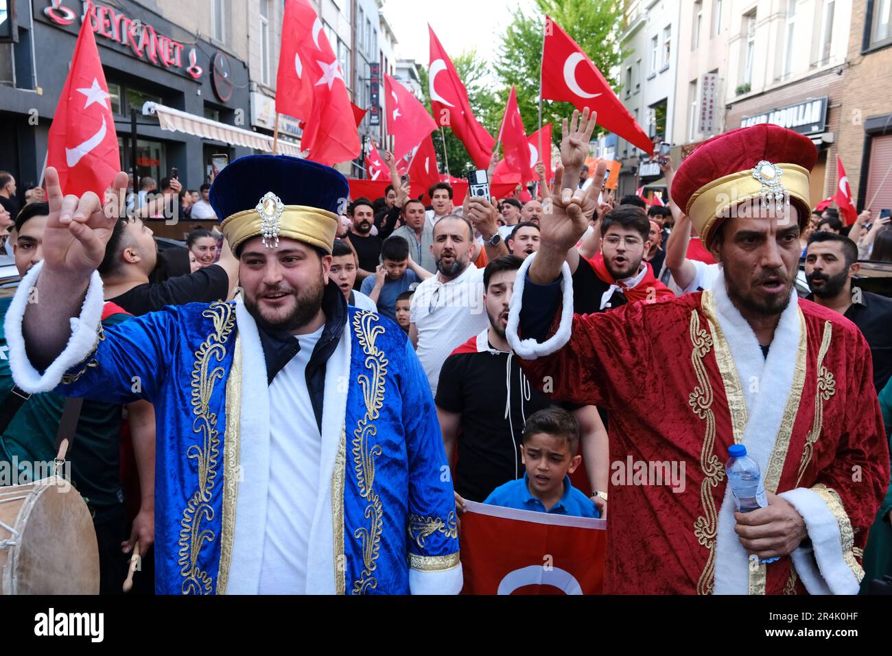 Brüssel, Belgien. 28. Mai 2023. Die Anhänger des türkischen Präsidenten Erdogan feiern nach den Ergebnissen der abgeschlossenen Wahlen am 28. Mai 2023 in Brüssel, Belgien. Kredit: ALEXANDROS MICHAILIDIS/Alamy Live News Stockfoto
