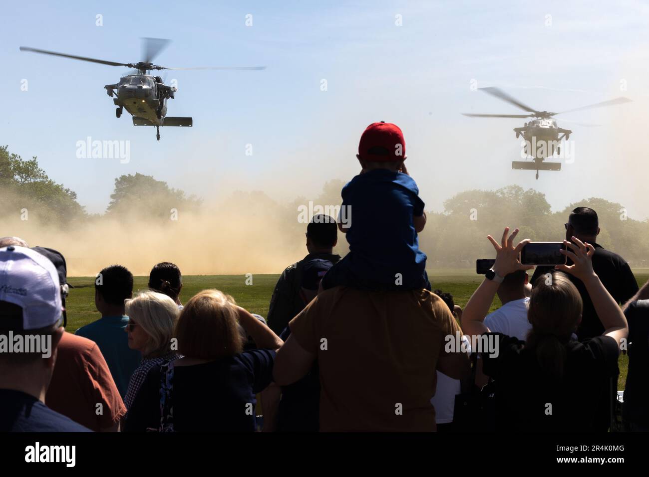 New York (27. Mai 2023) – USA Navy MH-60s Seahawk Hubschrauber landen im Eisenhower Park, New York, als Teil einer statischen Anzeige während der Flottenwoche New York (FWNY), 27. Mai 2023. FWNY 2023 bietet der amerikanischen Öffentlichkeit die Gelegenheit, Marines, Matrosen und Küstenwachmänner zu treffen und sich aus erster Hand die neuesten Fähigkeiten der heutigen Seeverkehrsdienste anzusehen. (USA Marinekorps Foto von Sergeant Juan Carpanzano) Stockfoto
