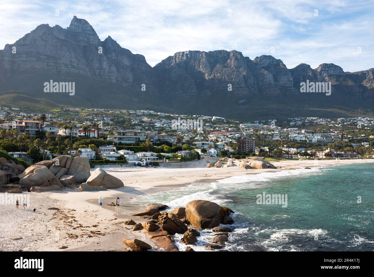 Der Blick auf Glen Beach und Camps Bay Beach mit Tafelberg im Hintergrund am Morgen, Kapstadt, Südafrika Stockfoto